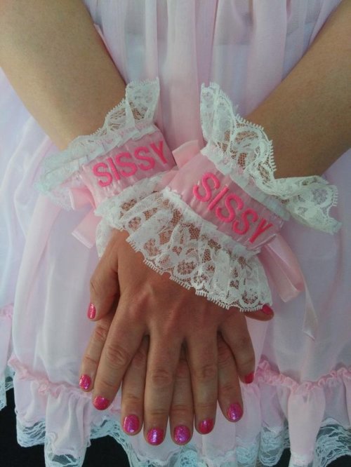 ppsperv:  auntiesuz:Identification of who you are is paramount in allowing others to know just who you are… and this sissy leaves no doubt in anyone mind… so cute 🎀💄💋💕❤️Pretty Pink Sissy!❤️💕💋💄🎀!