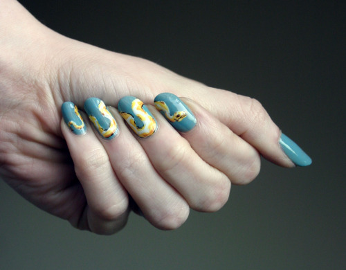 ladycrappo:Just your typical albino python manicure.Edit: I have been informed that this would be mo