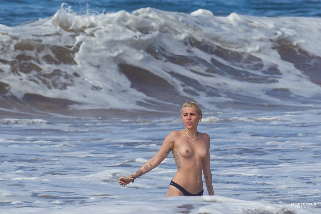 toplessbeachcelebs:  Miley Cyrus (Singer) swimming topless in Hawaii (January 2015) -