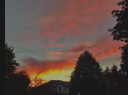 Gorgeous sky tonight  . . #sunset #redsky #covermephotography #beautiful #clouds #red #photography #