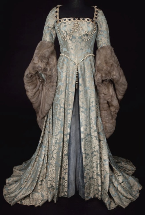 Dress worn to the coronation of Edward VII, 1902 From the Chicago History Museum via fripperiesandfo
