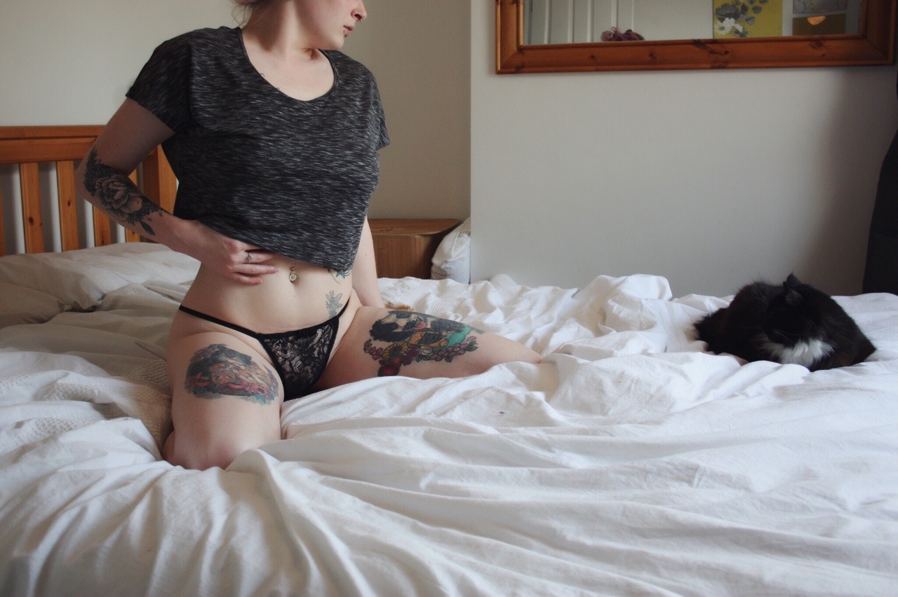 lost-lil-kitty:  Playing around with my camera and tripod yesterday