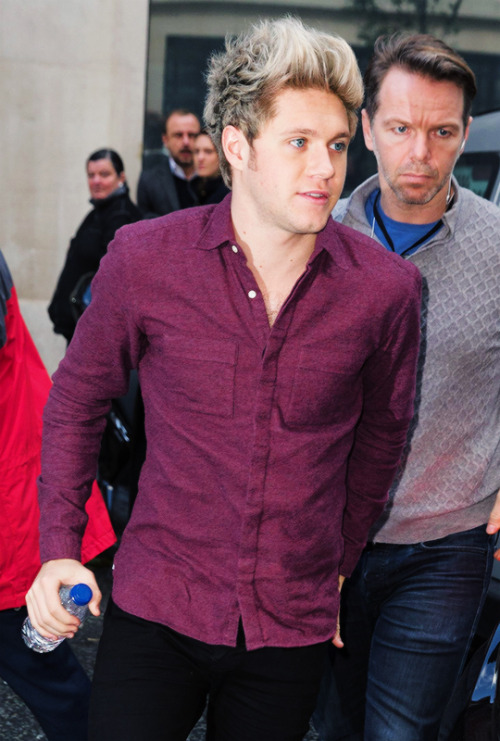 chonceinalifetime:  Niall arriving at the BBC Radio 2 Studio, 11/13