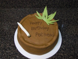 hasankaptan:  A true pothead’s birthday cake. 