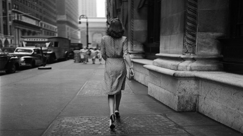 Stanley Kubrick. Woman in polka dot dress walking towards Grand Central at 43rd and 5th. LOOK magazi