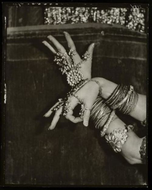 Nickolas Muray. Ruth St Denis’s hands 1925.