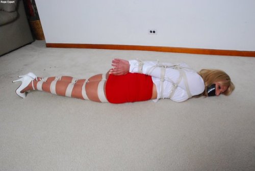 bondagehedgehog:  Mandi Bay