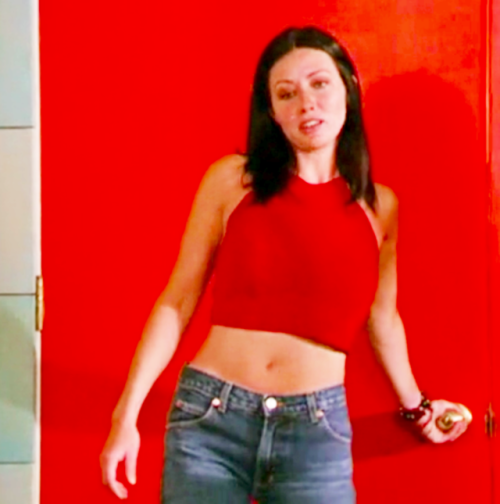 piperhalliwellskitchen:prue’s season 2 looks are seriously some of the best this isnt one of phoebe&