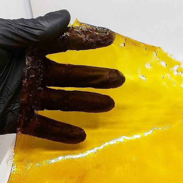 weedporndaily:  ✌🏼️🍯 @peaceoil💨 by @abra_ca_dabs