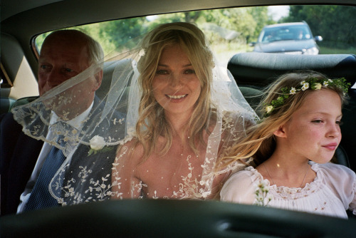 vvvestvvood:Kate Moss in a vintage Rolls Royce at her wedding, with father Peter Moss and daughter L