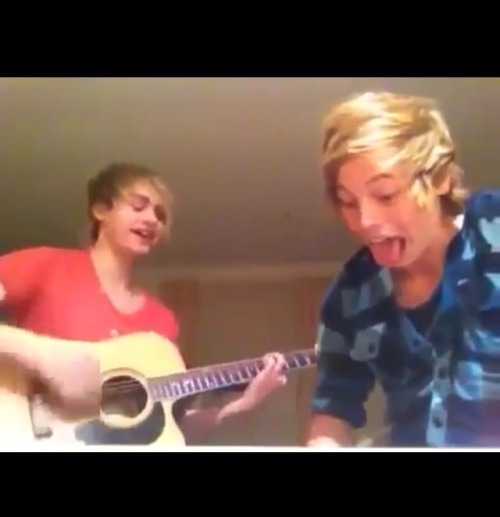 lolcliffoconda:Fetus 5sos makes me so happy