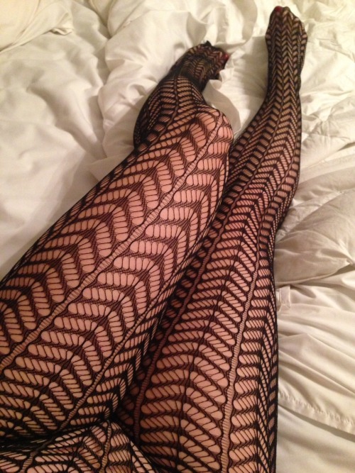 Here are some better views of Ororo’s sexy legs wrapped in her new patterned tights. She wears