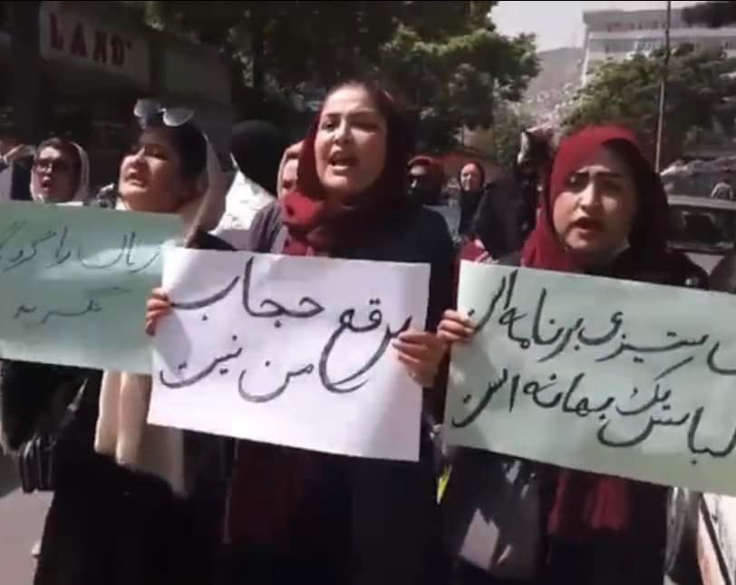 Loro sono le 12 donne afghane che, con una dignità e un coraggio senza pari, hanno sfidato apertamente il regime talebano scendendo in piazza a Kabul per manifestare contro l’imminente obbligo di burqa. In dodici donne contro un intero regime...