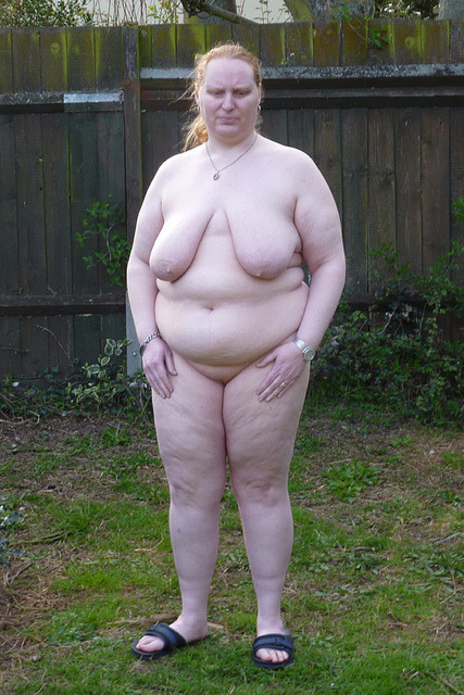 ramblingtaz: nakedingarden: Naked in garden - want more naked in garden photos ? Follow ht