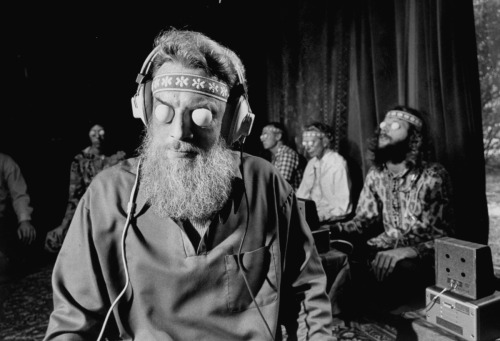 Ralph Crane - Head of Mind Control Jack Gariss conducting group who are hooked-up to bioscope machines, March 1, 1972.