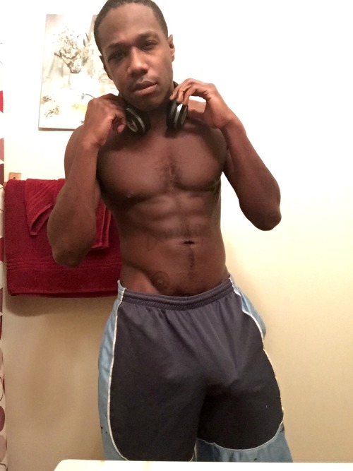 thisbitchdumbyo:  He packin