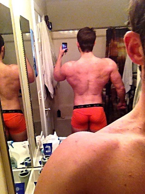 bywayofpain:  jtl4:  Lats growin. Love handles slowly but surely leavin the building.  Love handles? What fucking love handles lol You look good, dude. You’re doing great :)  Lol thanks girl