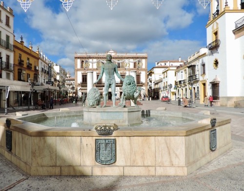 Fuente, estatua del hombre con dos leones, plaza, Ronda, 2016.