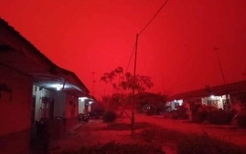 southeastasianists: Indonesian skies glow blood red from forest fires and toxic haze