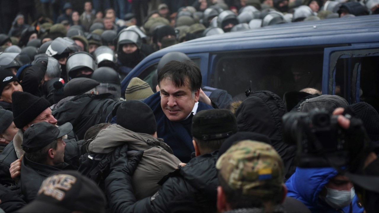 LIBERADO POR EL PUEBLO. El expresidente georgiano y exgobernador de la región ucraniana de Odesa, Mijeil Saakashvili, fue detenido sobre el techo del edificio que habita en Kiev, desde donde amenazó con lanzarse al vacío, luego de que los servicios...