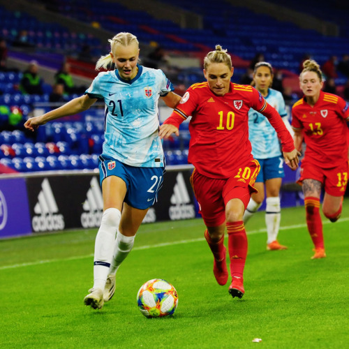 Karina Sævik of Norway and Jess Fishlock of Wales during the UEFA Women’s EURO 2022 Qualifier 