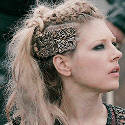 sweetladylucrezia:  Lagertha’s hairstyle in 4.08 “Portage”   