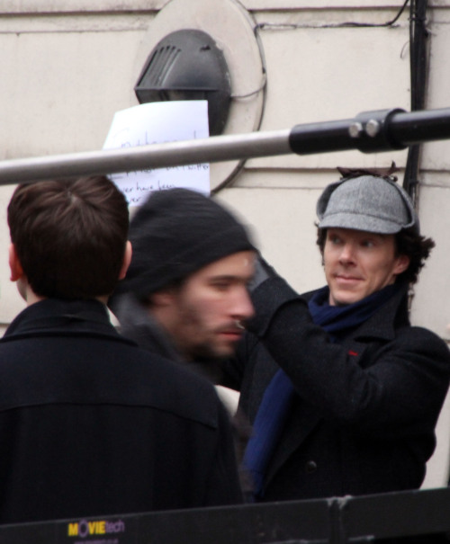 cumberbatchweb: At filming today Benedict held up a sign saying that he wasn’t on twitter. Thi