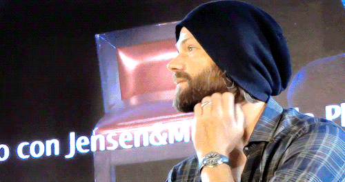 jarpadandjensens:x  204/1000000 why i love jared : when you run your fingers through your beard.
