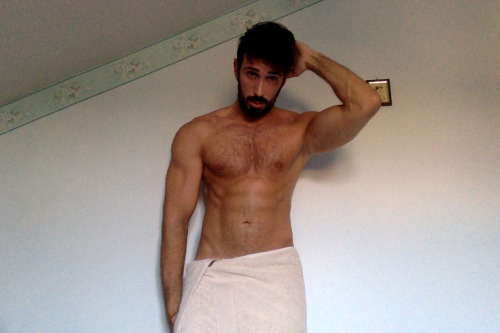 bahamvt: bahamvt:  serving some post-workout shower realness  this is the pic i’ve chosen as m