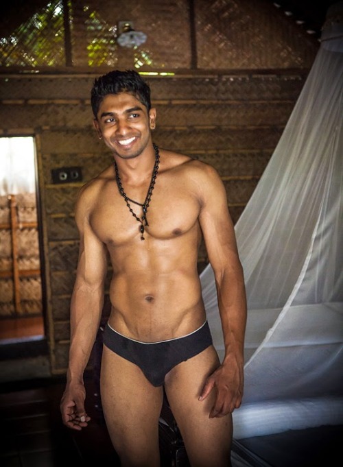 lundraja:  Kerala sure has some HOT guys!!  Dam he is hot, handsome, sexy and muscles abound.  WOOF