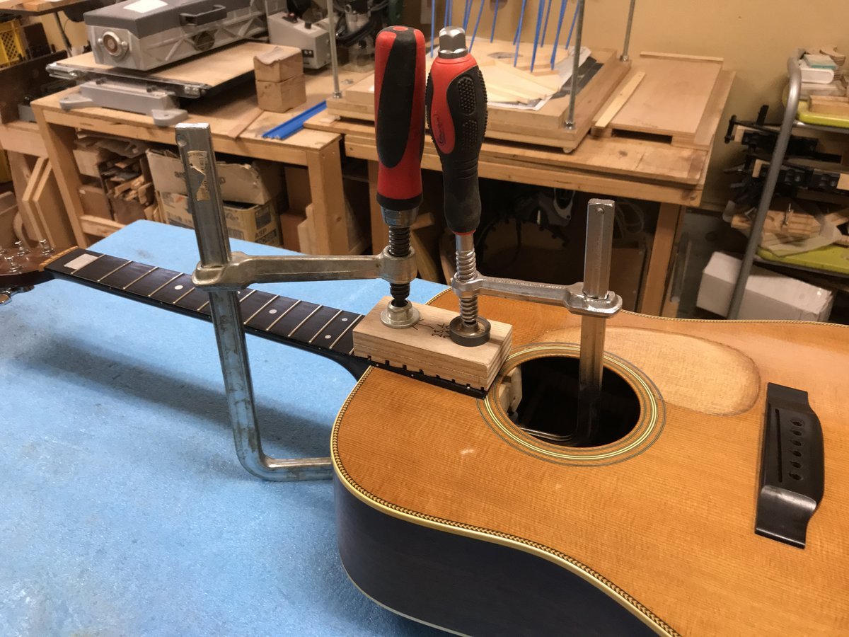 ギター工房ヴォイジャーギターズ — ギター塗装タッチアップ修理 Martin 00-18e
