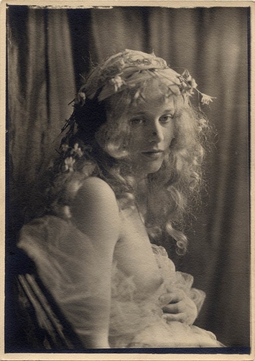 vensuberg:  The photos are by Charles Gates Sheldon. The model you can find identified as Esther Ralston or Dolores Costello (Drew Barrymore’s grandmother). As I’ve given ample proof in the past, I’m the last one to choose in a matter like that.