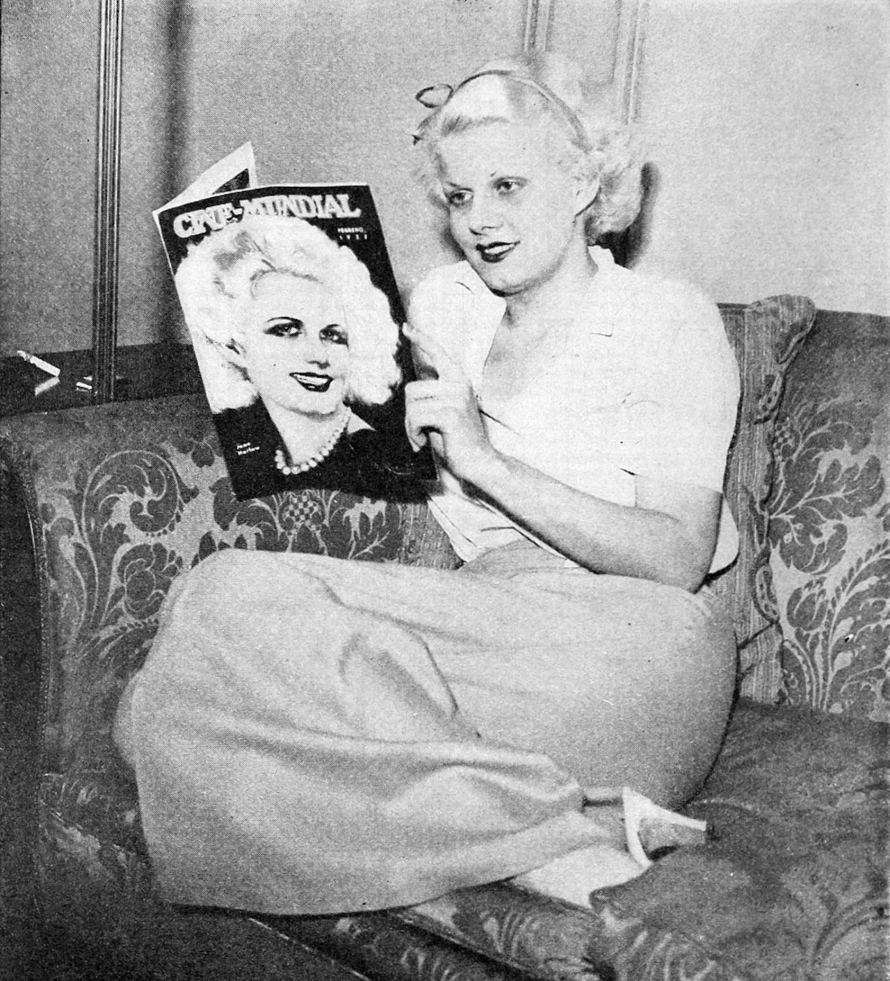 doomsdaypicnic:  Jean Harlow spots a familiar face on the cover of her favourite