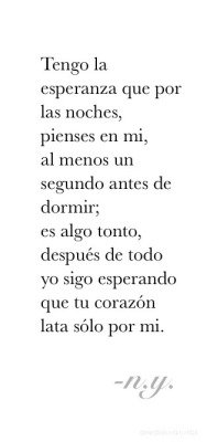 huelesalluvia:  Tan solo pasar unos segundos por tu mente y que una sonrisa instantánea aparezca en tu rostro… Solo eso. 