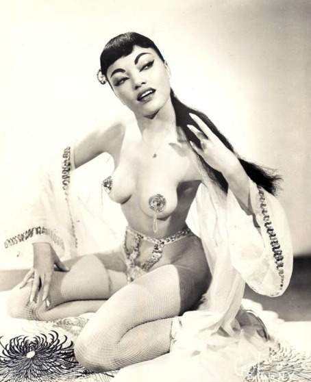 thelingerieaddict:  A Look Into the Past: 20 Photos of Vintage Burlesque Dancers