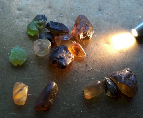 multicolourgems:Most of the gemstones on the tray are chrysoberyls, and possibly a few alexandrites 