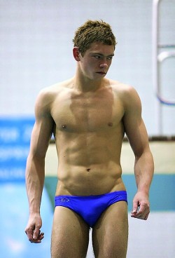 sfswimfan: This sexy diver doesn’t look