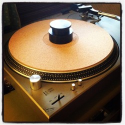 hi-fi-vinyl:  new cork slipmat and an anodized record clamp. let the static free spinning commence. #VinylJunkie #VinylRecords #VinylAccessories #VintageSL1200 #SL1200 #Technics (at hifivinyl’s record room)