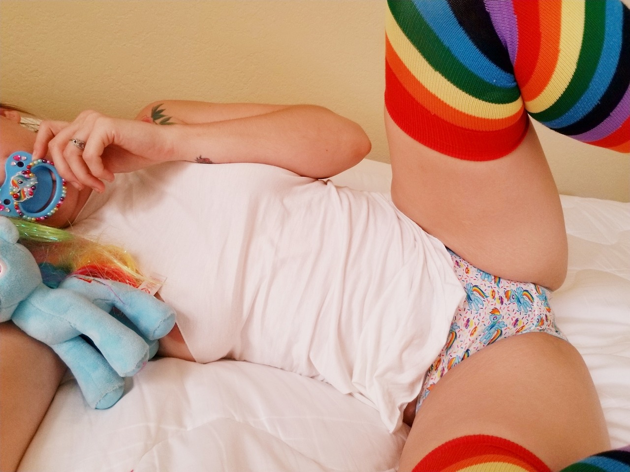 teenyaurora:  daddysbrattywittlebaby:  🌈But Daddy when will I get my cutie mark??🌈