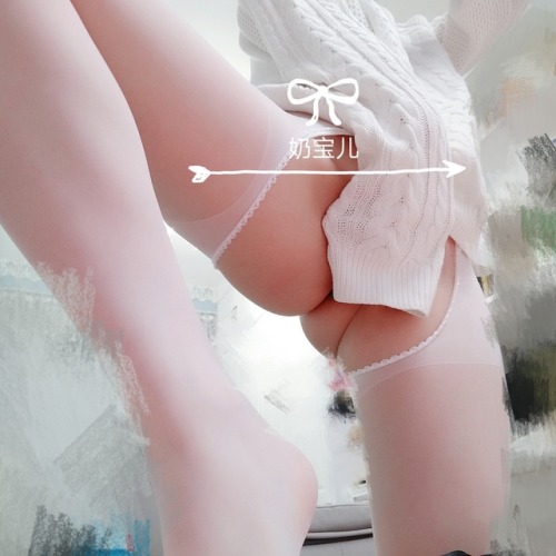 saonaibaoer: 有哥哥喜欢奶宝儿超嫩的开裆丝袜腿嘛，好像被滚烫又黏糊糊的精液沾满，哥哥们扫码留言微信号，奶宝儿看到了会第一时间加哥哥的哦，加了微信记得问奶宝儿要视频哦，约炮撩骚什么的肯定也是