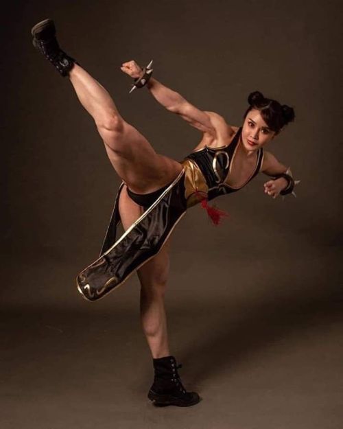 the-history-of-fighting: Competitive bodybuilder Yuan Herong posing as Chun Li from: Street Fighter.
