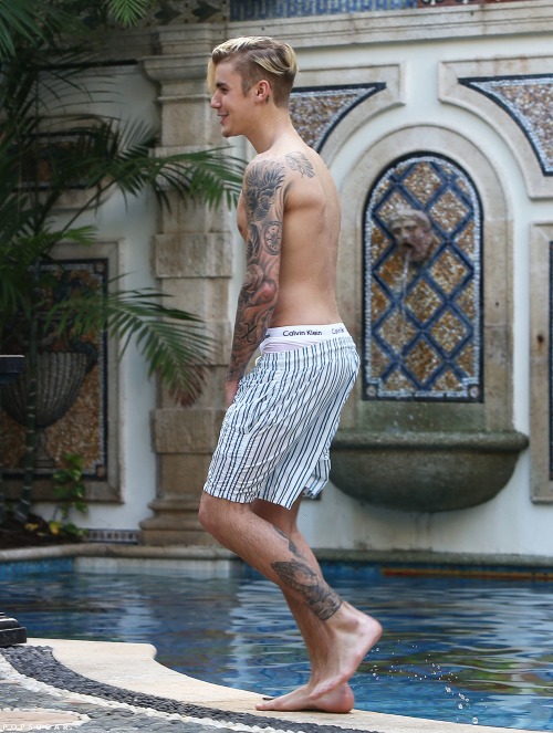 justinbiebersfeet: Justin bieber new feet pictures :)