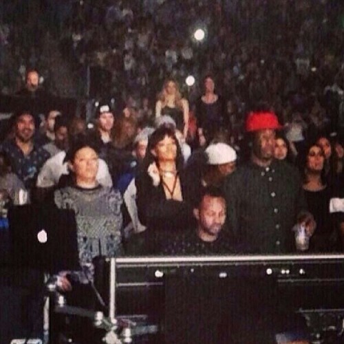 chrihyonce-deactivated20140803: Rihanna at Drake’s concert in Paris (fan pictures) turning up 