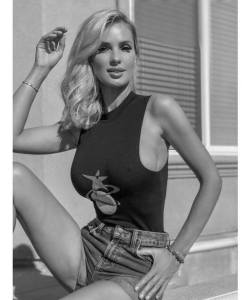 colorlessxstyles:    Leanna Bartlett  