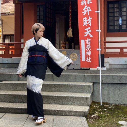 Lovely monochrome kimono by Rumi Rock, with wide white stripes depicting waterside sceneries.This mo