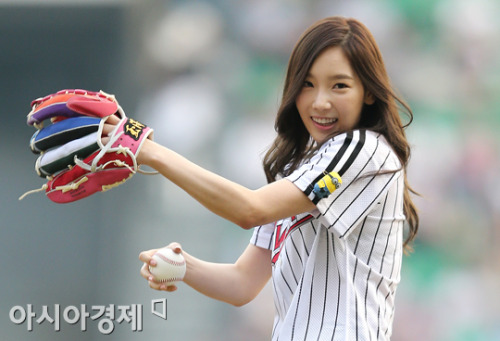 Taeyeon (SNSD) - LG Twins &amp; Nexen Heroes Game Opening Pitch Pics