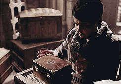 swanqueengranger:  wistfulwatcher: Cora’s heart in the box glowed only red; there wasn’t even a small black spot like Snow’s in her heart. Cora put her heart away before any darkness had touched it, so the heart that Snow manipulated Regina into