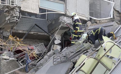 yahoonewsphotos:Strong earthquake rocks TaiwanAuthorities in southern Taiwan say more than 100 peopl