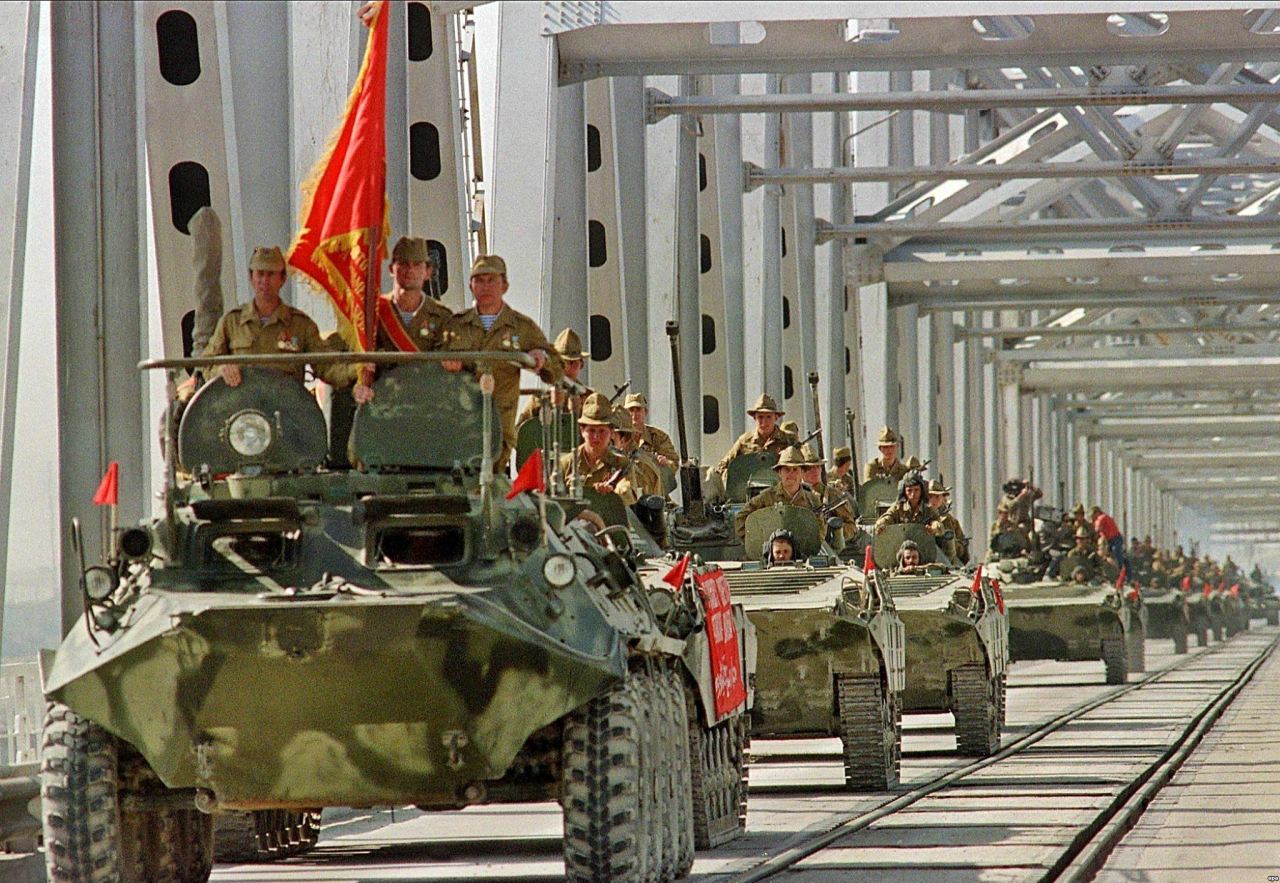 Red Army forces withdraw from Afghanistan, 1988