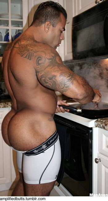 amplifiedbutts: How i wish he would smack my face with that!